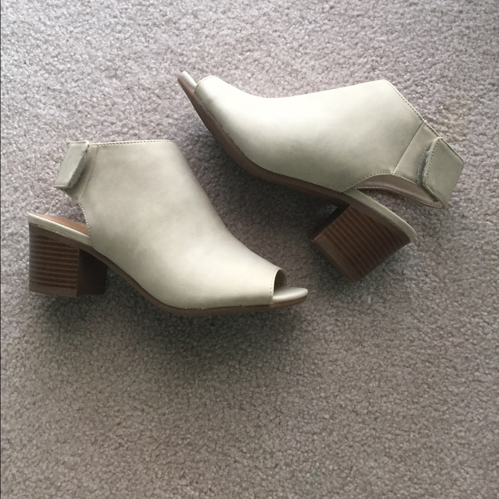 City Classified beige peep toe booties